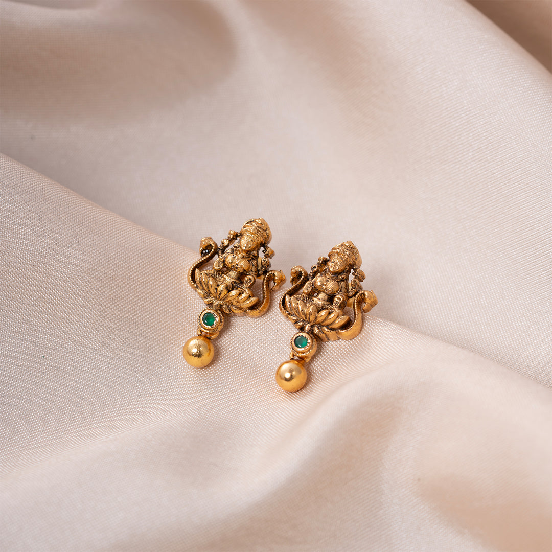 Vaidoorya Studs