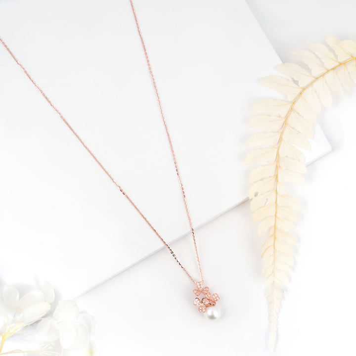 Pearlora Bloom Chain Pendant