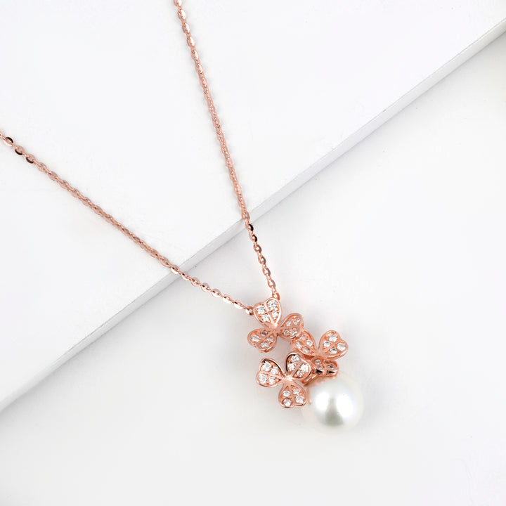 Pearlora Bloom Chain Pendant