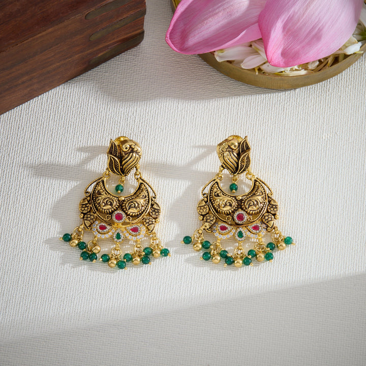 Shikhi Nakshi Chandbali