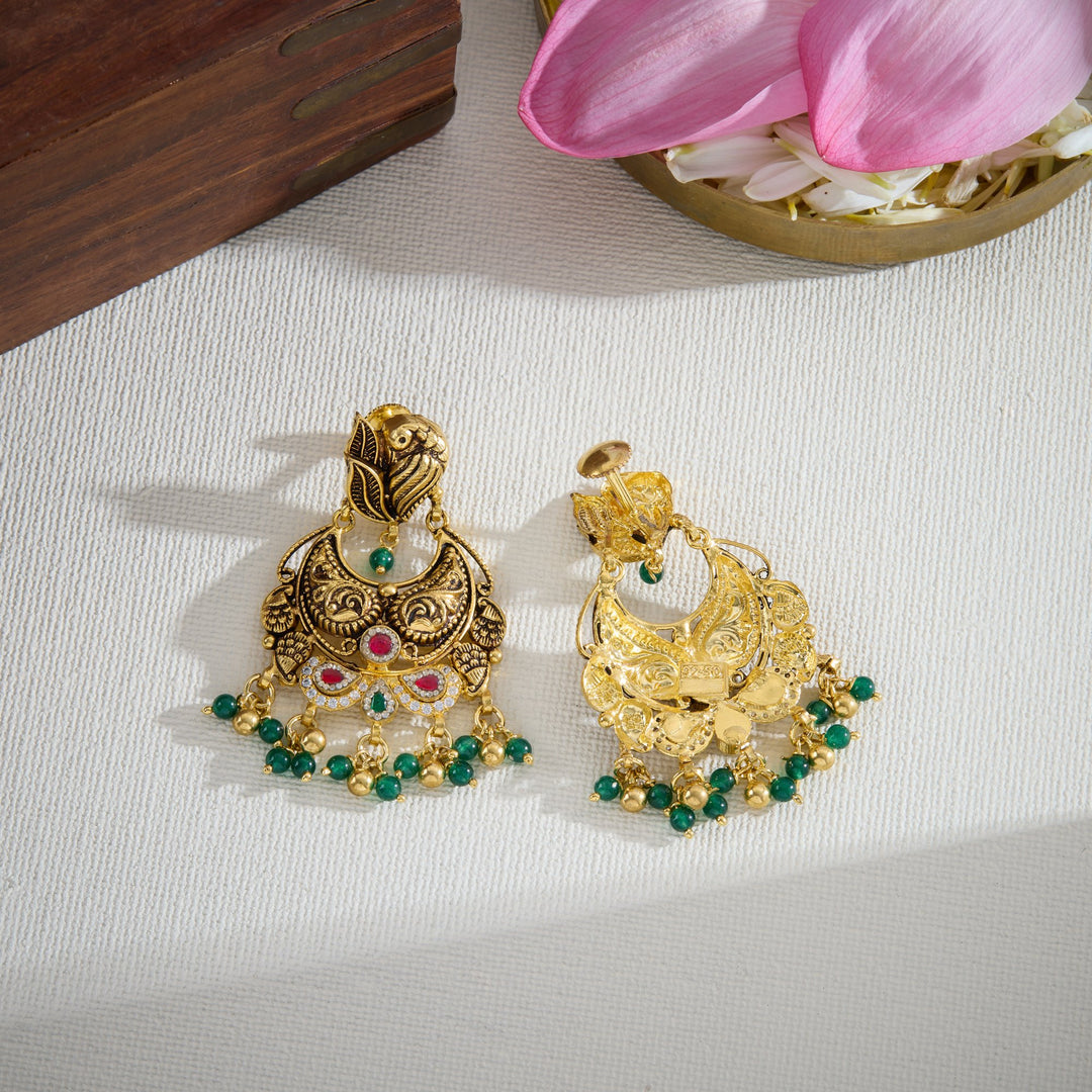 Shikhi Nakshi Chandbali