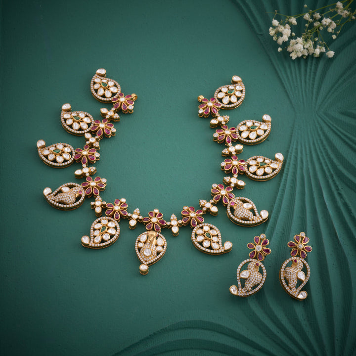 Queen’s Paisley Necklace Set