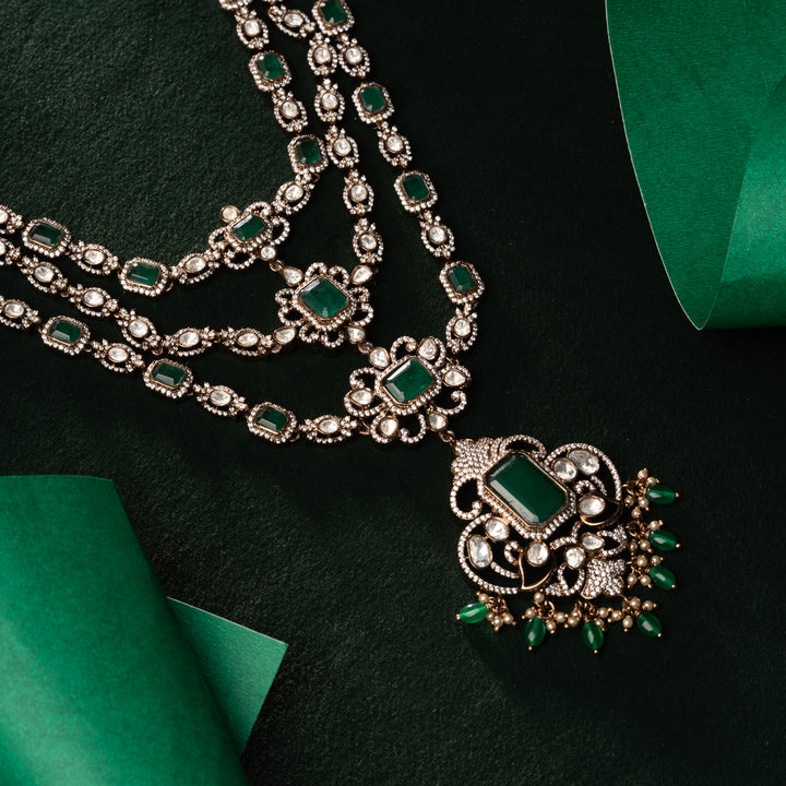 Queen’s Verdure Long Necklace.
